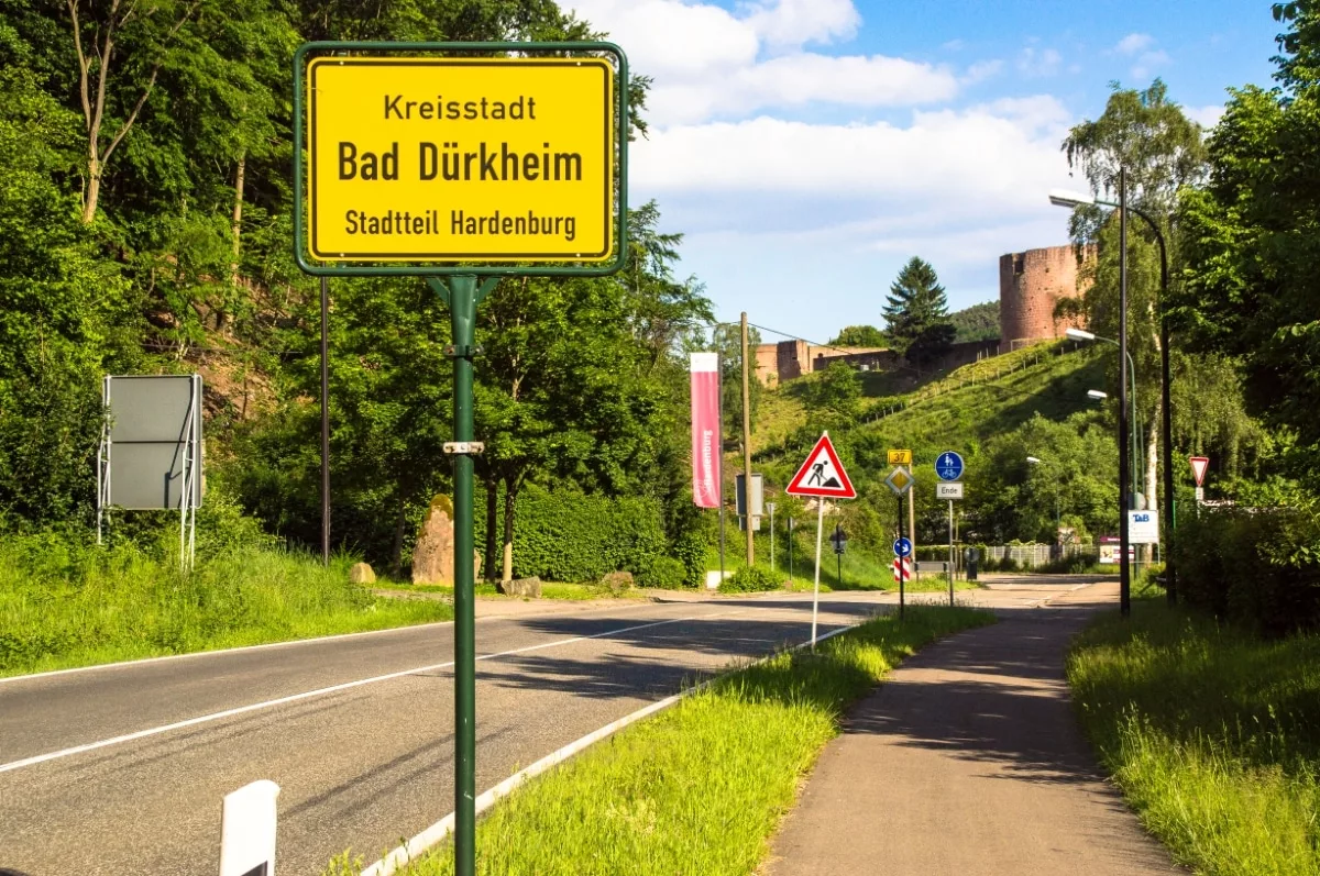 Burgruine Hardenburg wandern: Ortsschild Bad Dürkheim