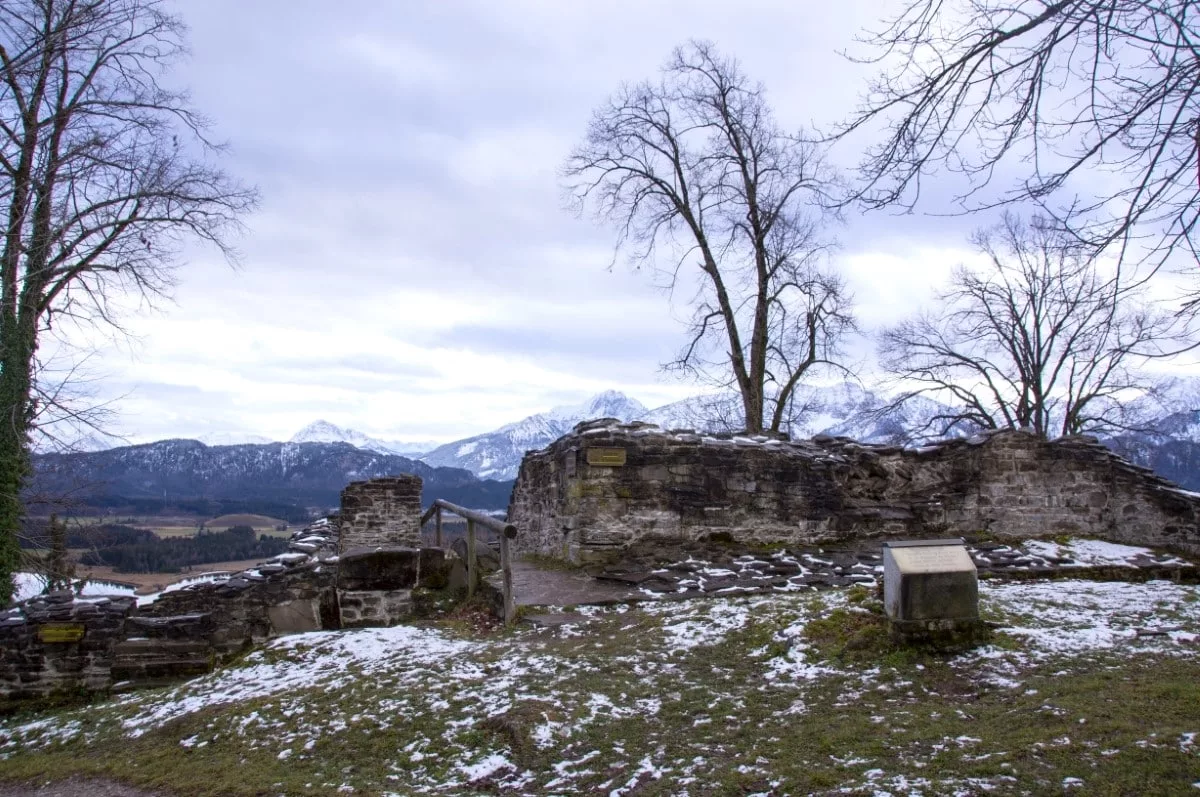 Am Hopfensee wandern: Reste des südlichen Wohnturms und der Kapelle