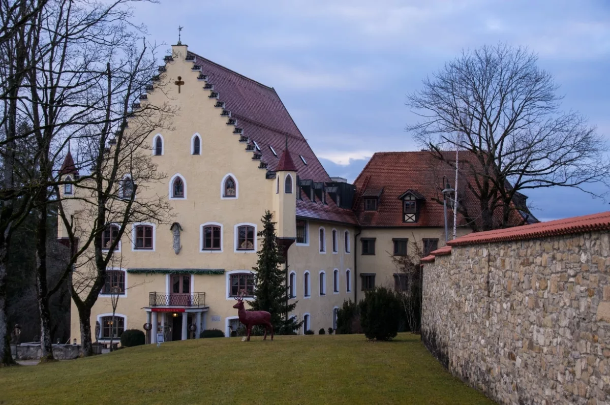 Am Hopfensee wandern: Schloss Hopferau