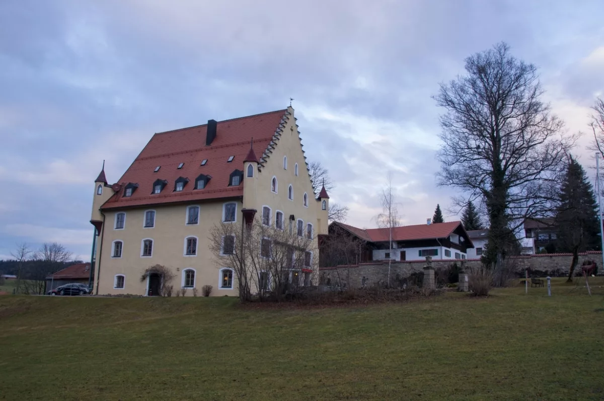 Am Hopfensee wandern: Schloss Hopferau
