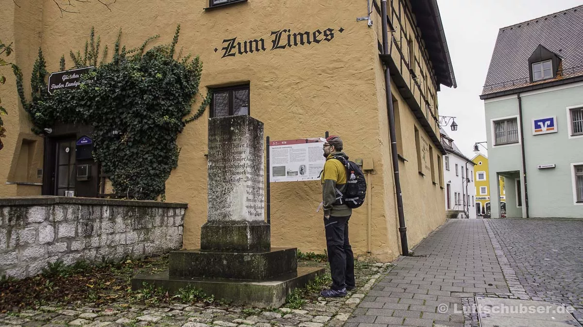 Bei Kipfenberg wandern: Info-Tafel und Gedenkstein zum Limes