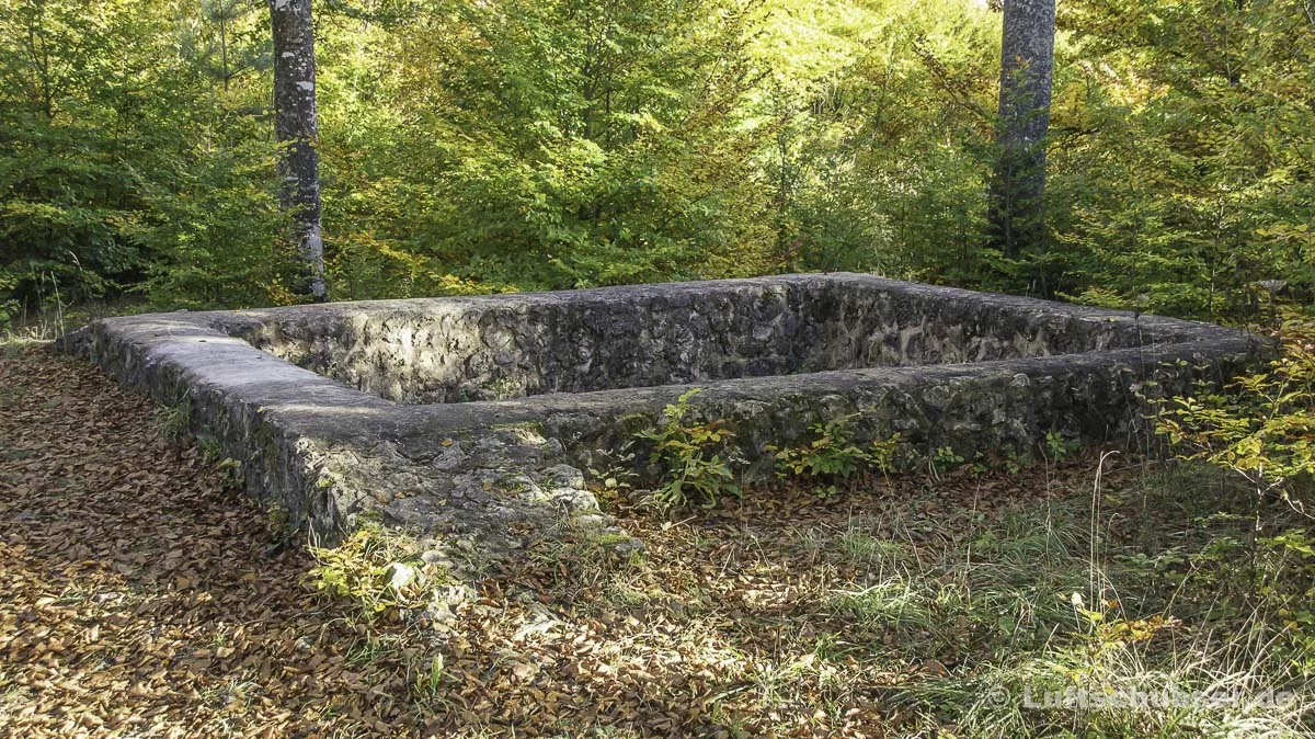 Bei Kipfenberg wandern: Fundament eines Limesturms