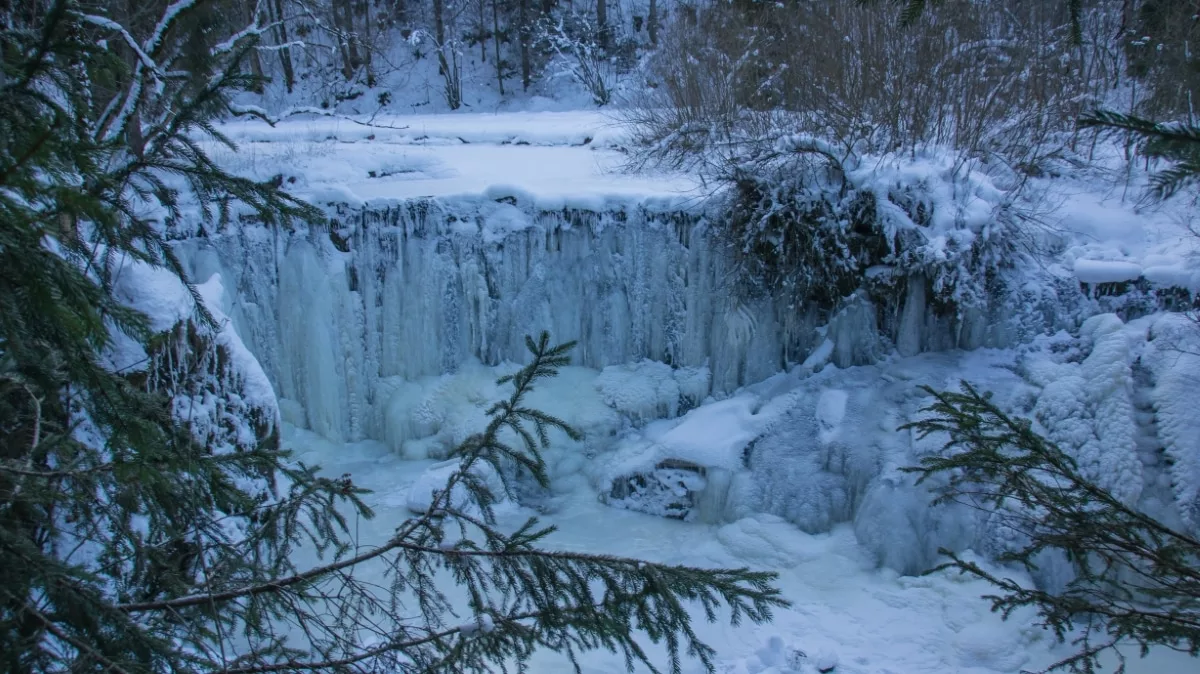 Burg Rettenberg wandern: Geraster Wasserfall im Winter