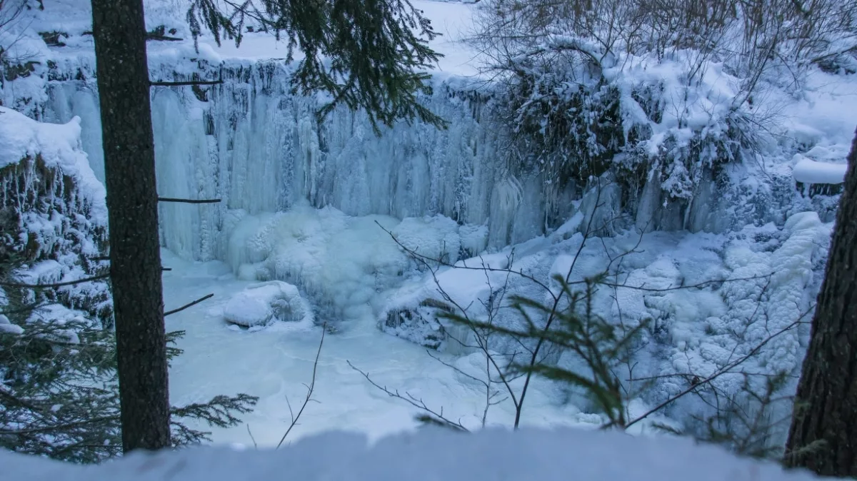 Burg Rettenberg wandern: Geraster Wasserfall im Winter