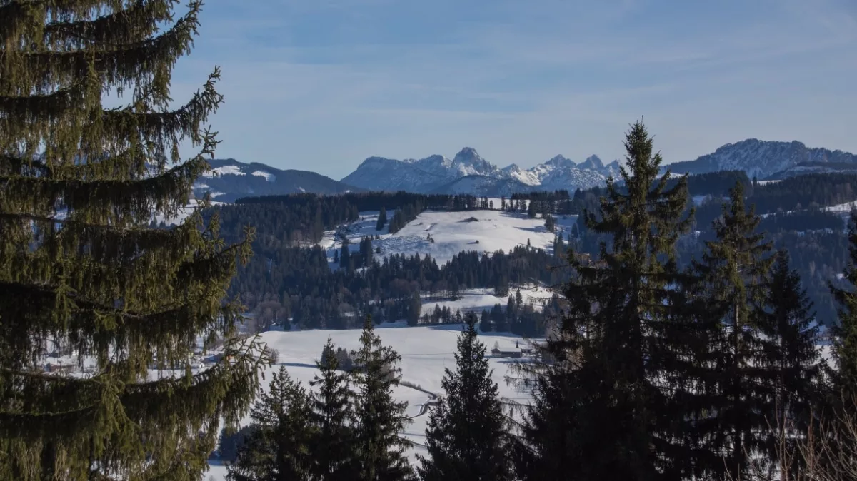 Burg Rettenberg wandern: Ausblick auf die Allgäuer Alpen