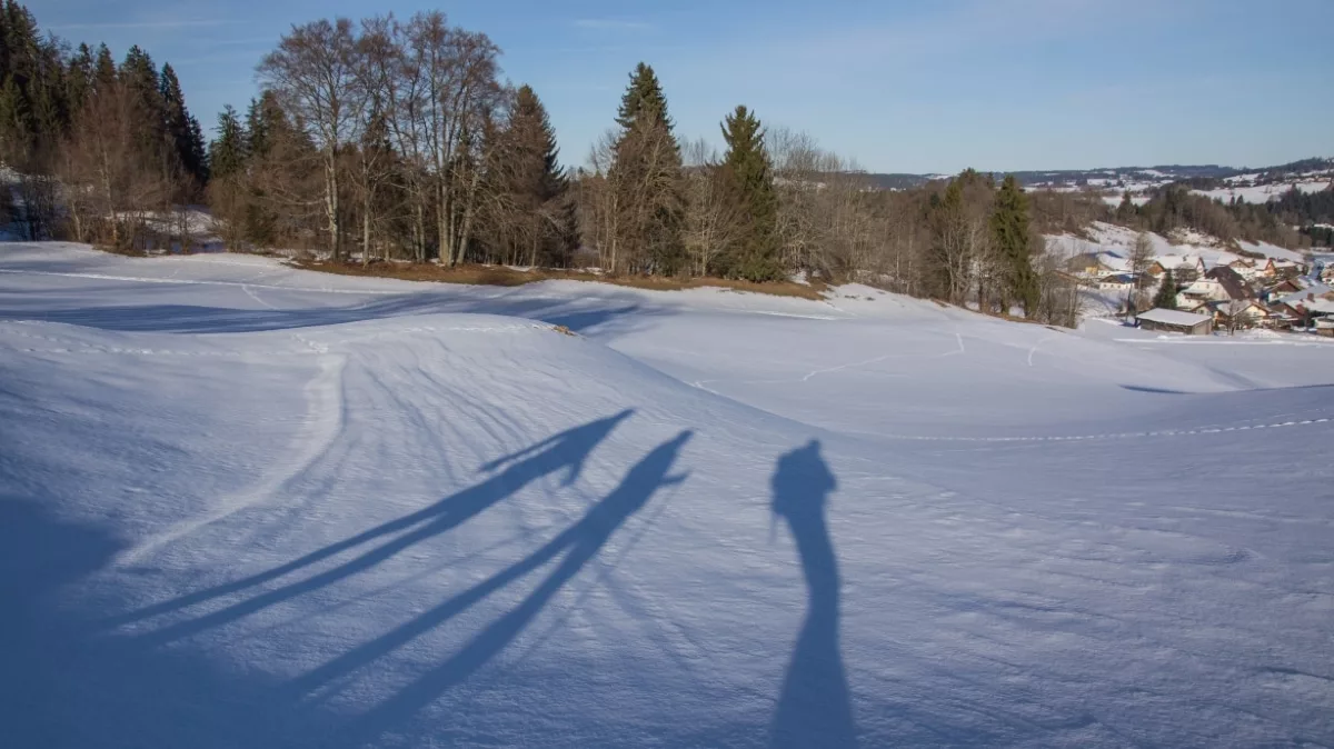 Burg Rettenberg wandern: Lange Schatten auf dem Schneefeld