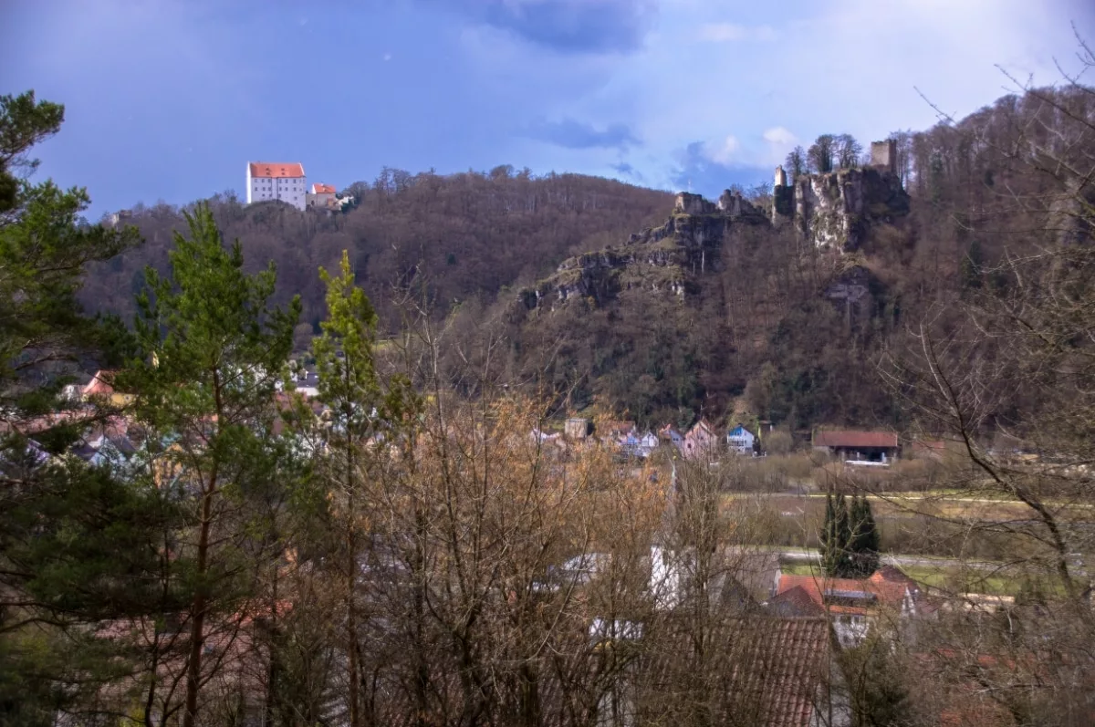 Riedenburg wandern: Blick auf das Burgen-Trio von Riedenburg