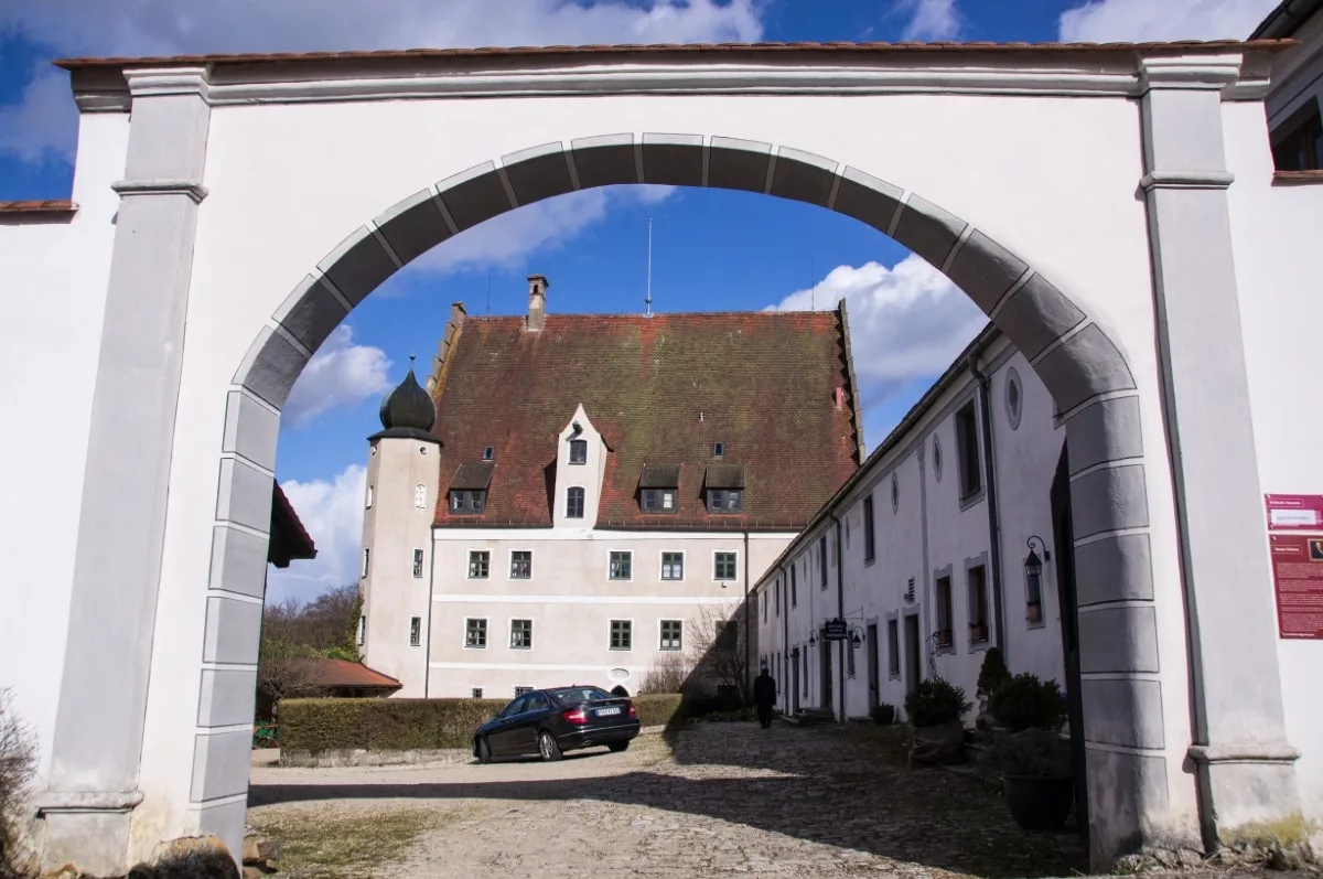 Neues Schloss Eggersberg: Hofeinfahrt mit Blick auf Schloss und Marstall