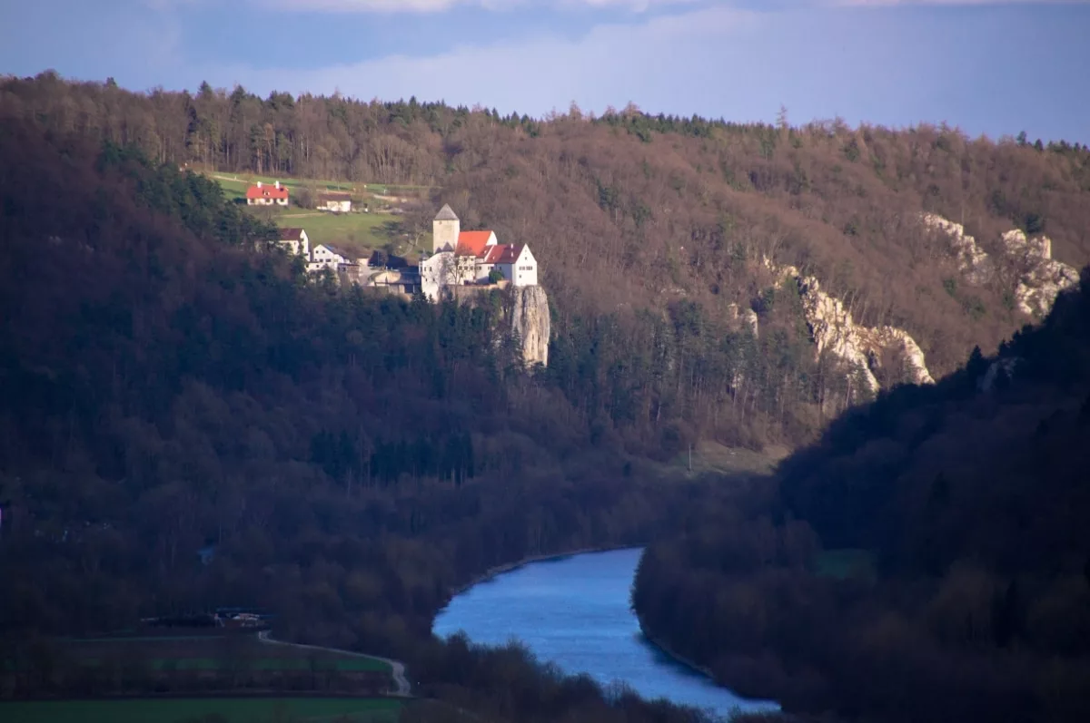 Riedenburg wandern: Blick zur Burg Prunn