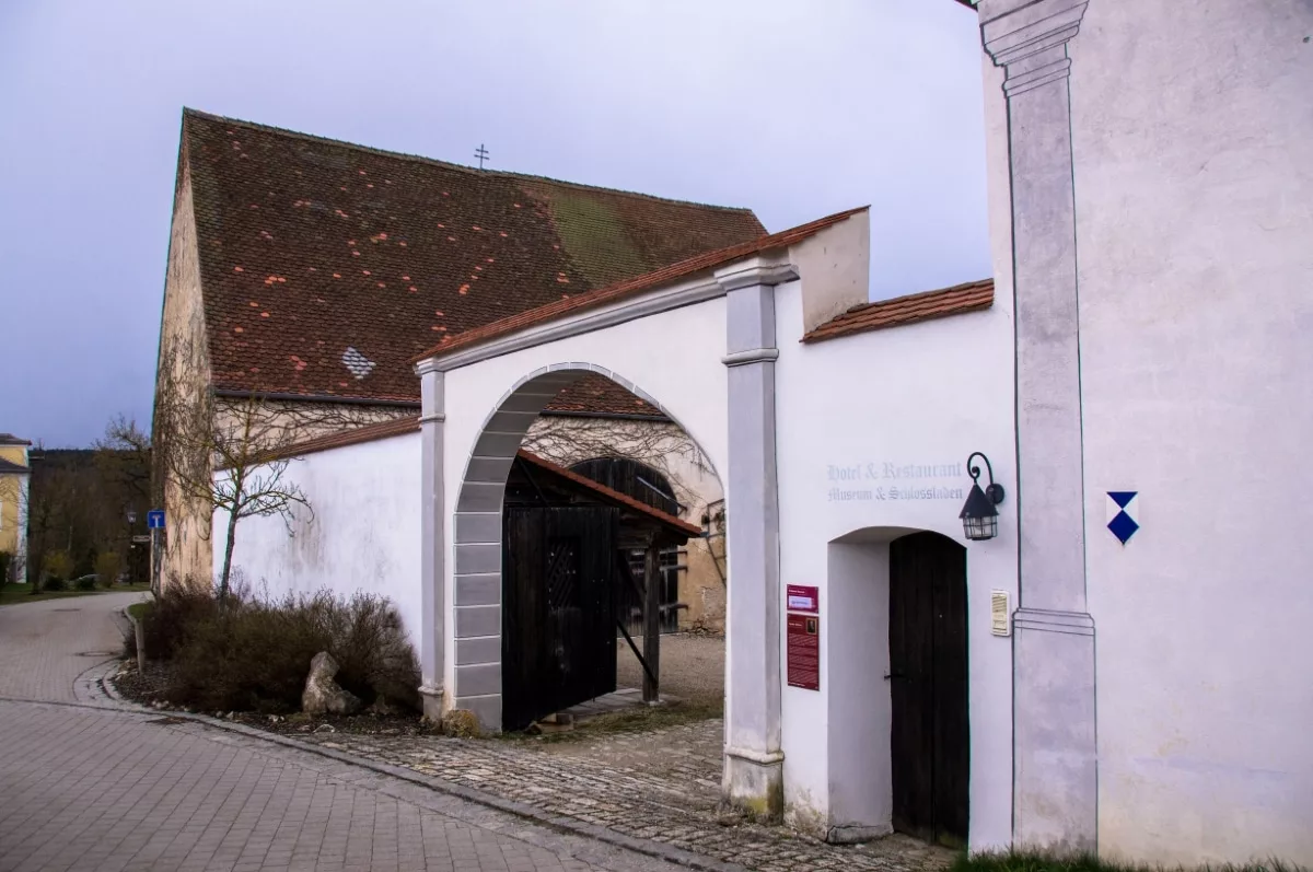 Neues Schloss Eggersberg: Zugang an der Westseite