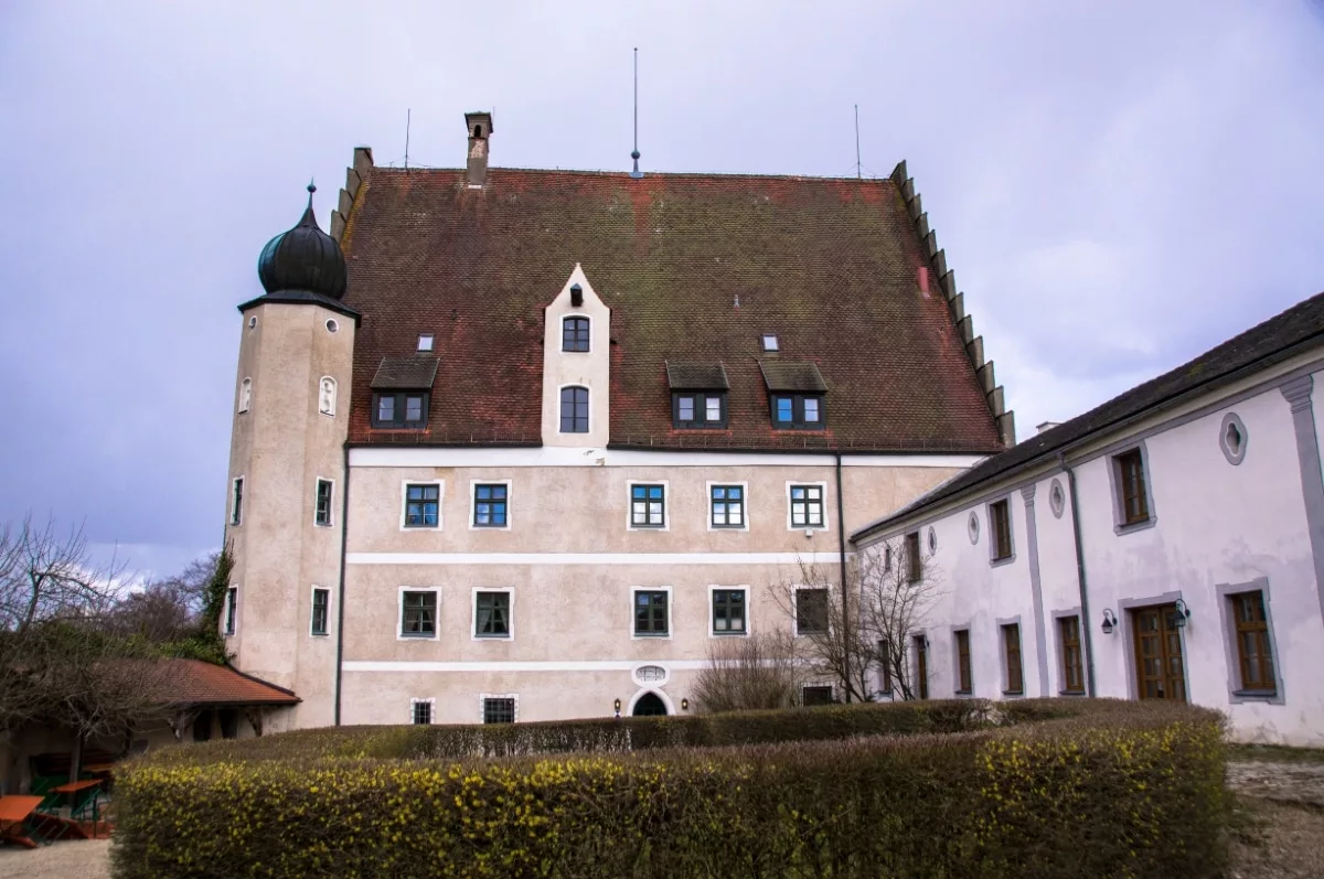 Neues Schloss Eggersberg: Schlosshof mit Haupttrakt