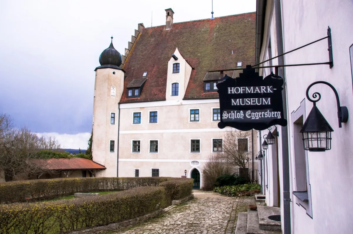 Neues Schloss Eggersberg: Westseite des Schlosses und Hofmarkmuseum im Marstall