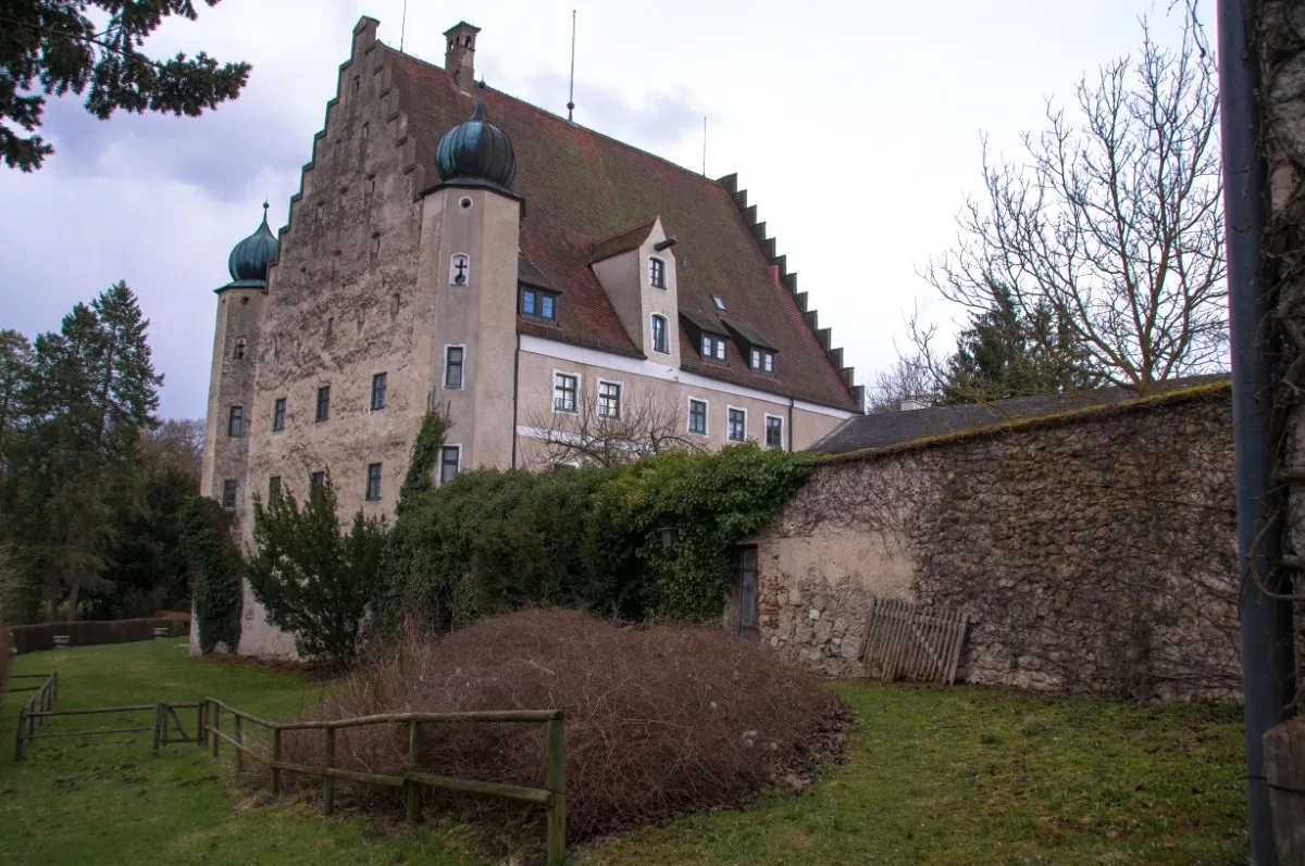 Neues Schloss Eggersberg: Nordseite - Blick auf das Schloss mit zwei Erkertürmen.