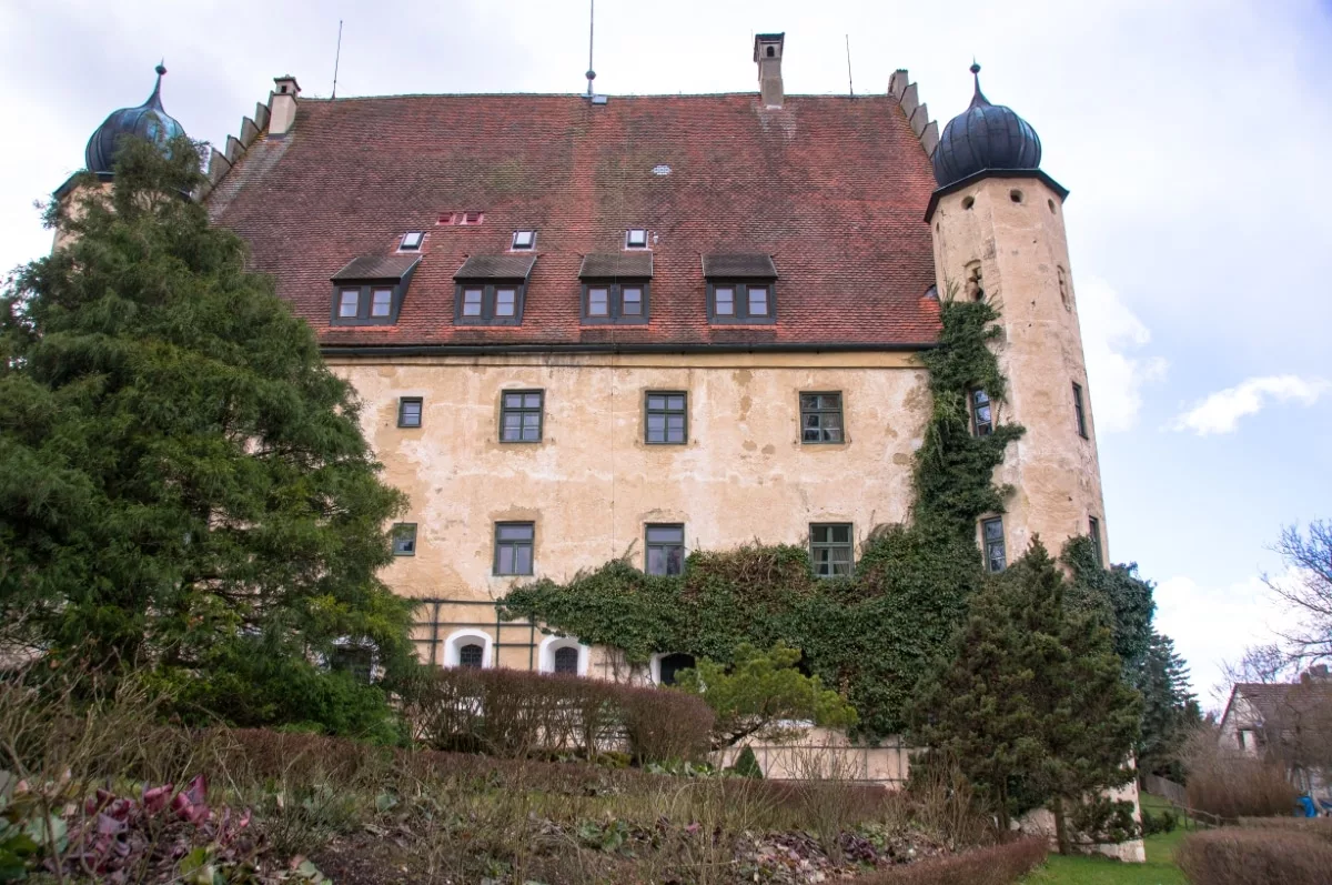 Neues Schloss Eggersberg: Ostseite mit zwei von drei Erkertürmen.
