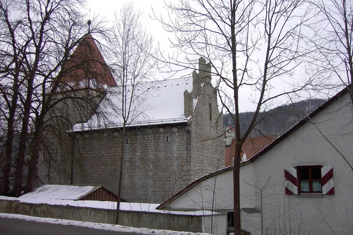 Schloss Aicholding: Straßenseite mit St. Martinkapelle und Turm