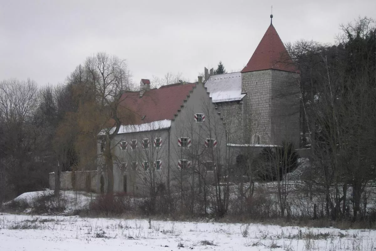 Schloss Aicholding: fensterloser Turm, Kapelle St. Martin und Herrenhaus - Südansicht.