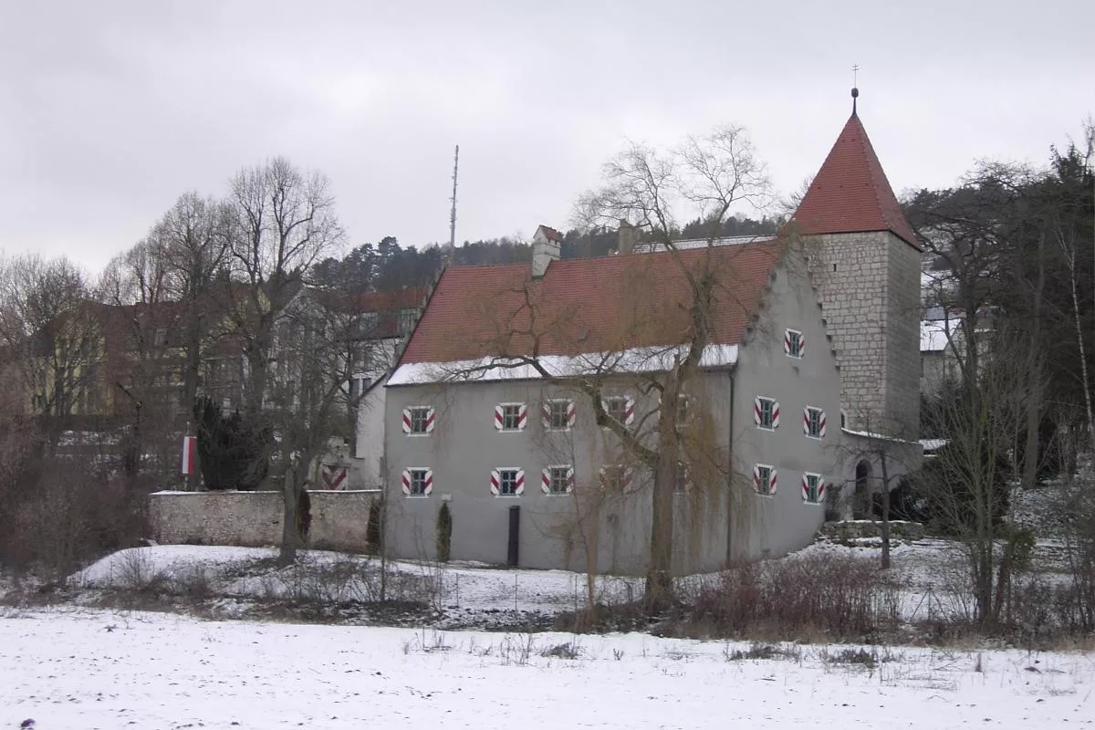 Schloss Aicholding: Südseite der Anlage mit Herrenhaus und Turm