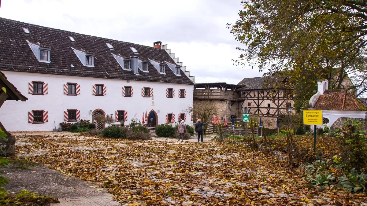 Schloss Arnsberg: Im Schlosshof mit Sommerbau und Wehrgang