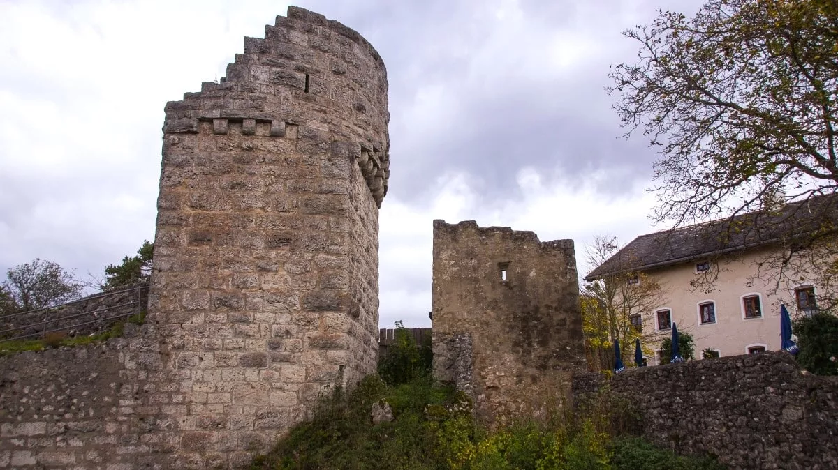 Schloss Arnsberg: Bergfried und daneben Reste des Torturms zwischen Vor- und Kernburg