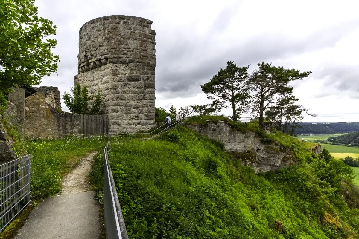 Schloss Arnsberg: Romanischer Bergfried Burg Arnsberg