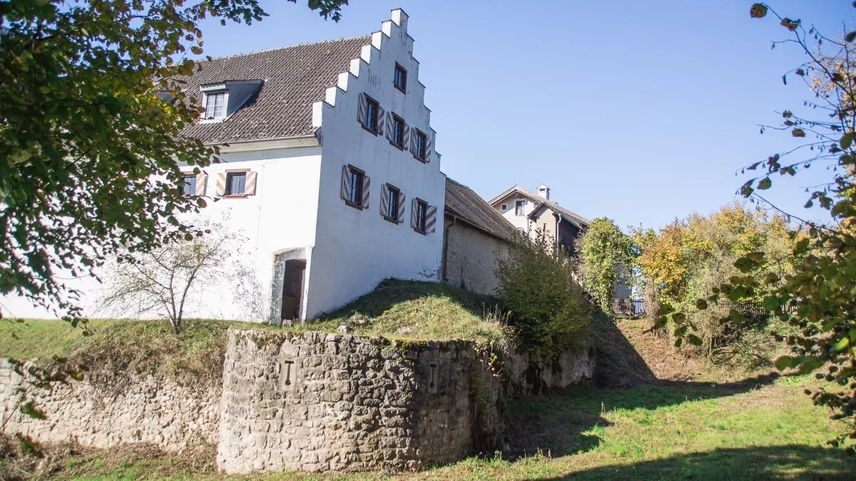 Schloss Arnsberg: Reste der Mauer und des südlichen Wehrturms und Sommerbau des Schlosses