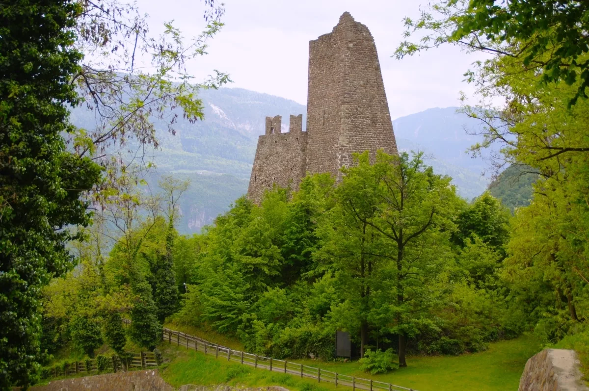 Leuchtenburg Kaltern: die Laimburg mit Resten des Bergfrieds