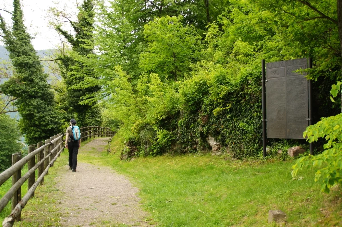Leuchtenburg Kaltern: Zugang zum Burgareal der Laimburg mit Info-Tafel