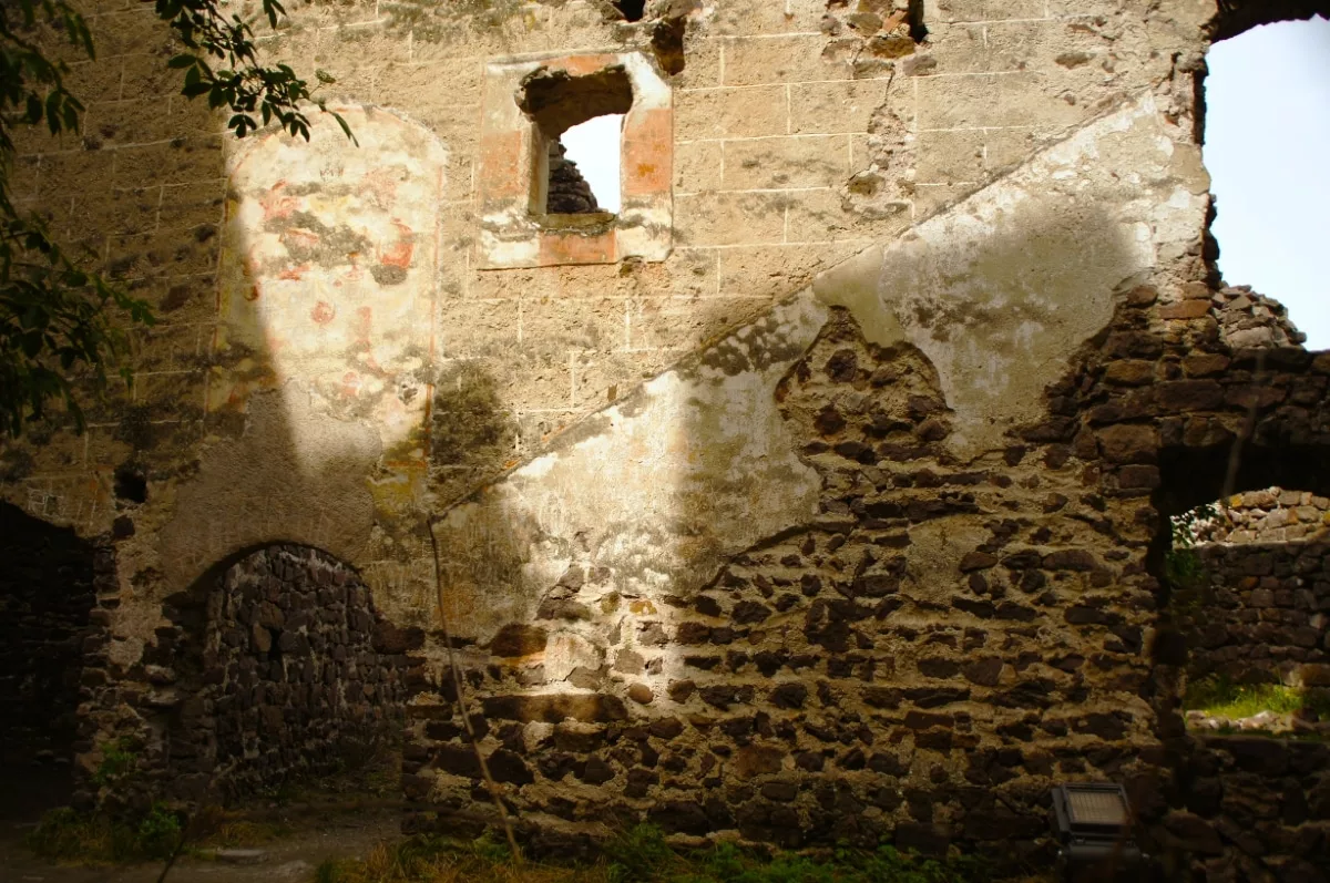 Leuchtenburg Kaltern: alte Fassadenmalereien im Burghof