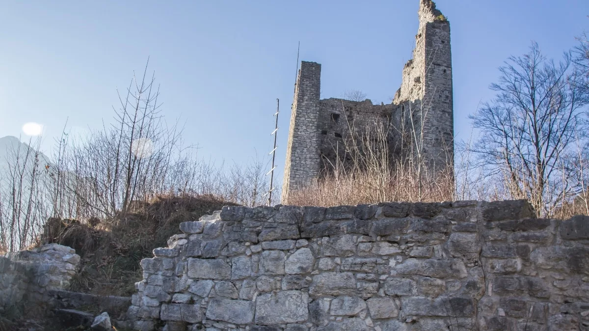 Zirmgrat Wanderung: Blick auf die Kernburg mit Bergfried