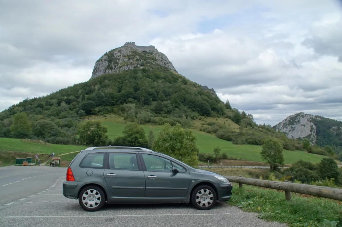 Blick auf das Château de Montségur vom Parkplatz