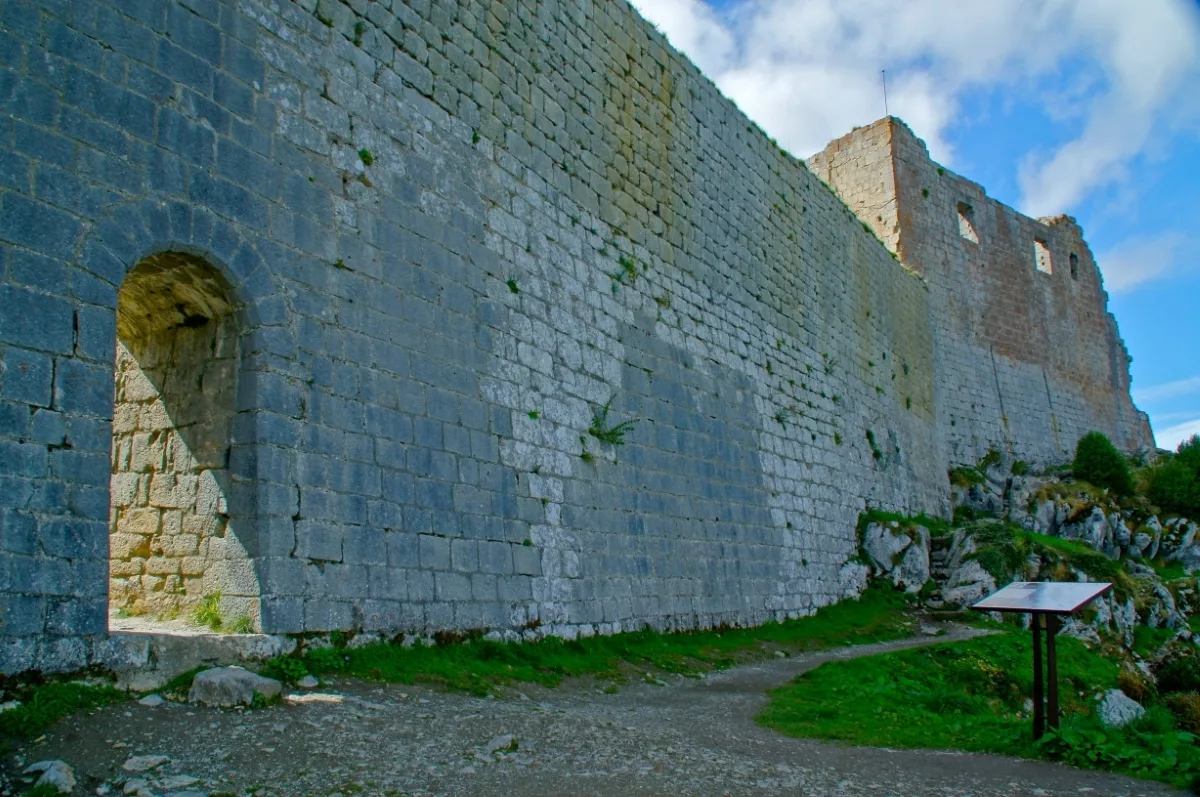 Château de Montségur: Zugang Westseite