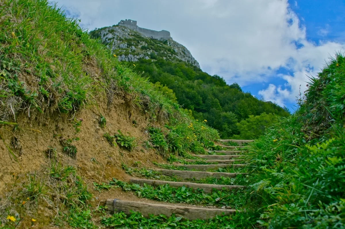 Château de Montségur: Abstieg über Holzstufen