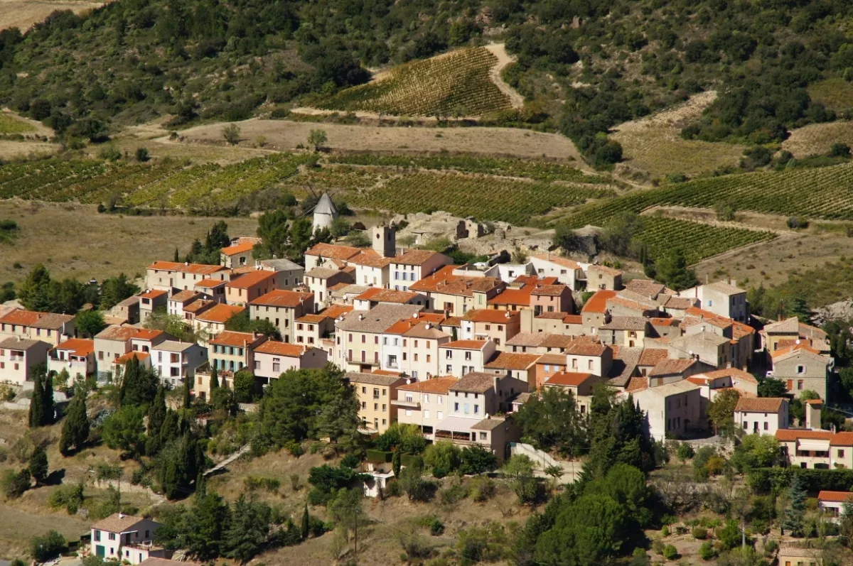 Château de Quéribus: Blick auf Cucugnan