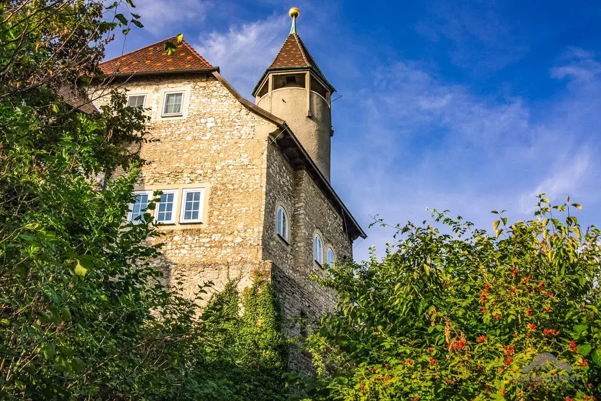 Burg Teck: Außenansicht der Gaststätte und des Aussichtsturms