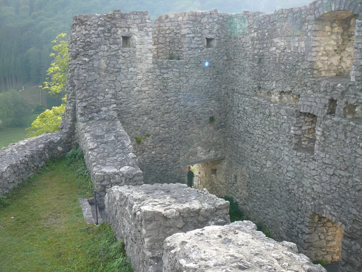 Burg Bichishausen: Blick auf Ostseite der Kernburg mit Torbaudes ehemaligen Zugangs zur Kernburg
