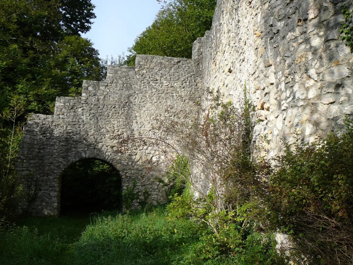 Burg Bichishausen: Tor zur Vorburg an der Westseite