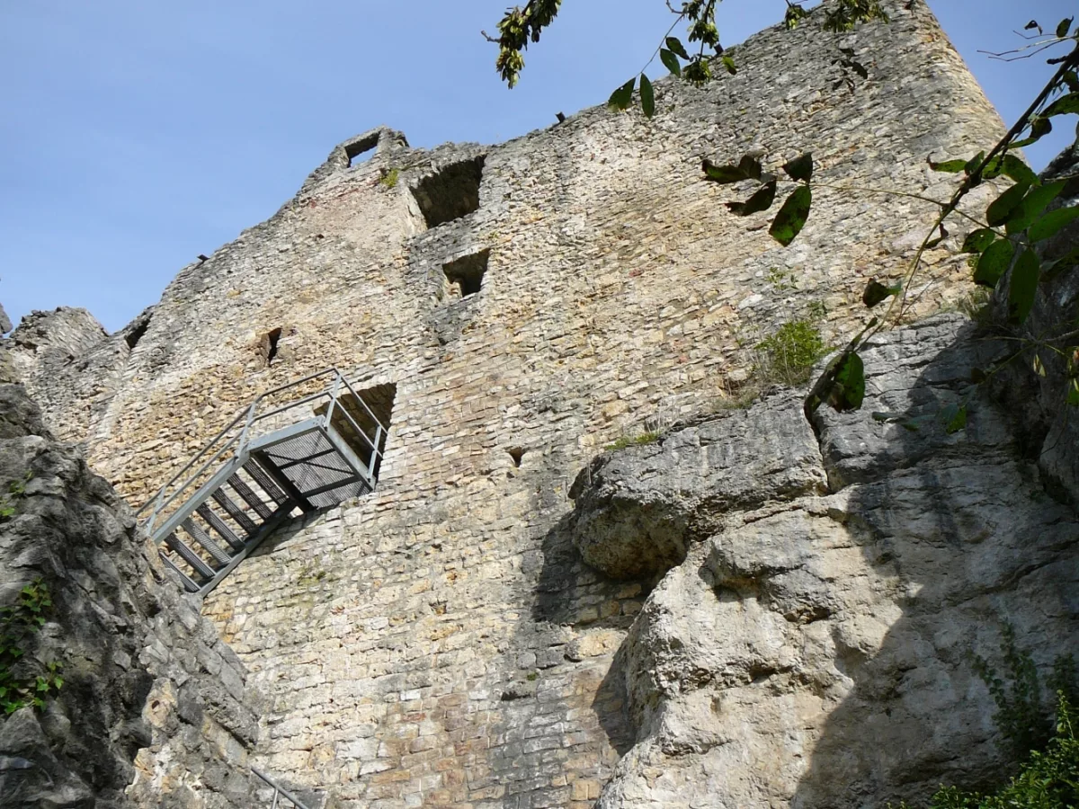 Burg Bichishausen: Aufgang zur Kernburg am Palas