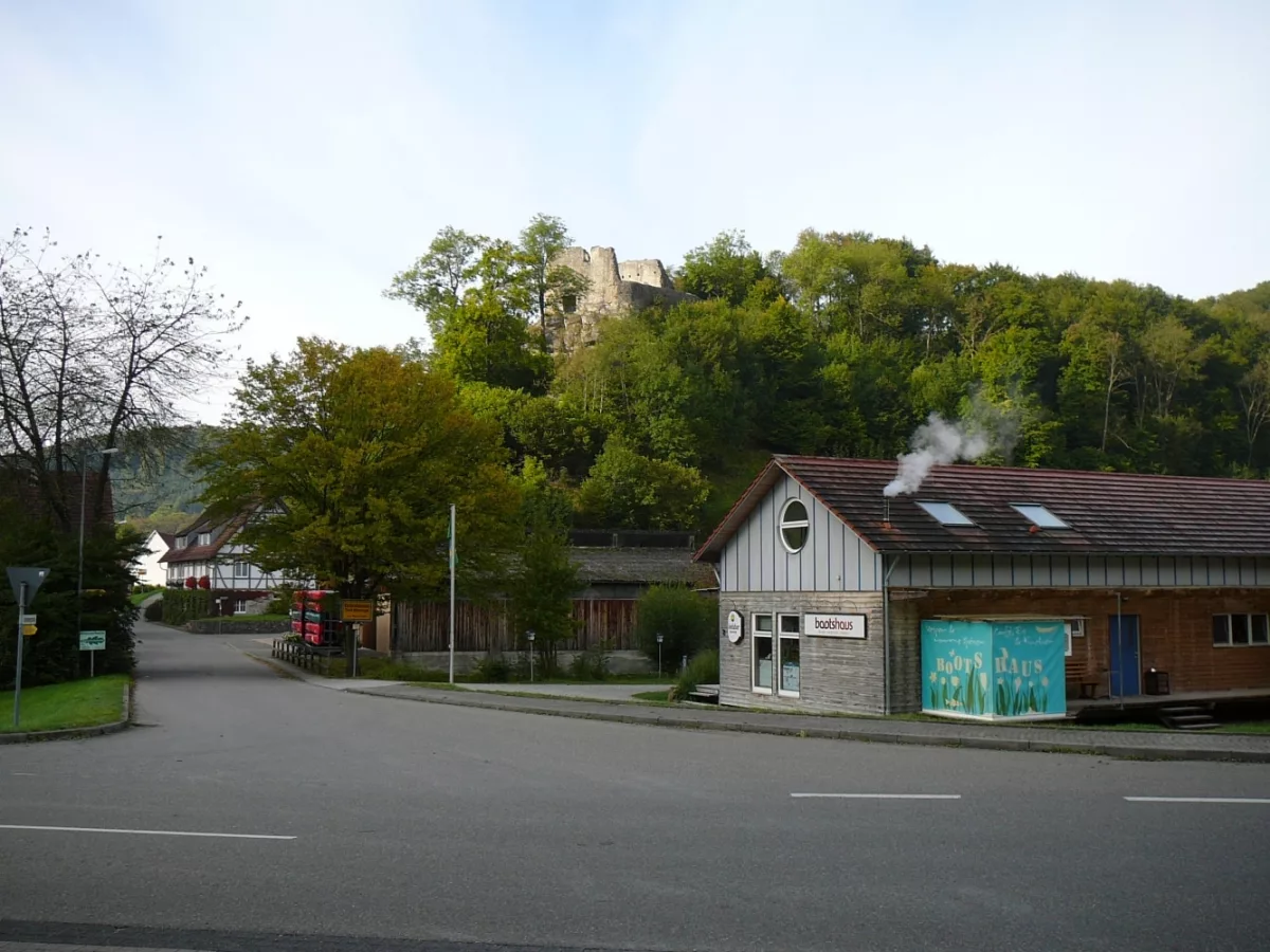 Burg Bichishausen: Blick vom Wanderparkplatz zur Nordseite der Burgruine