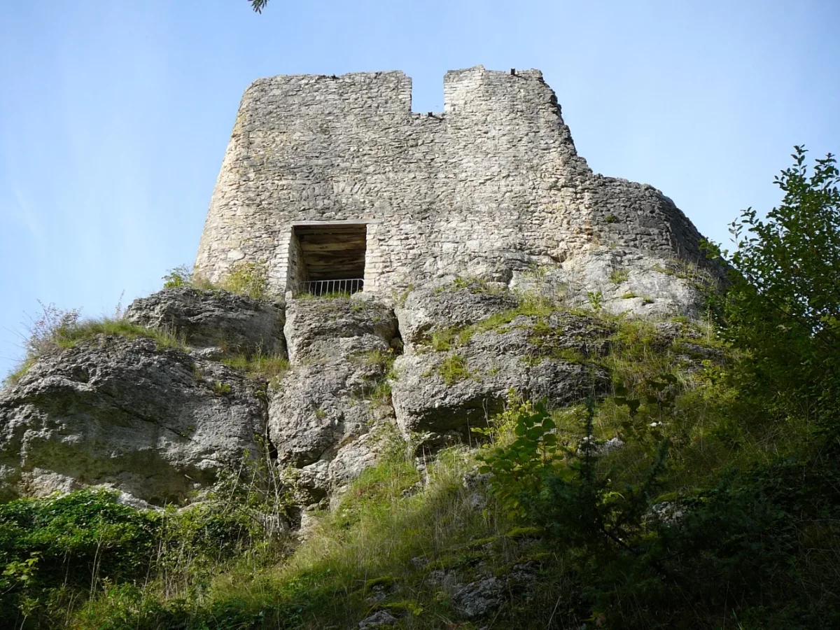 Burg Bichishausen: Ostseite Kernburg mit dem ehemaligen Torbau