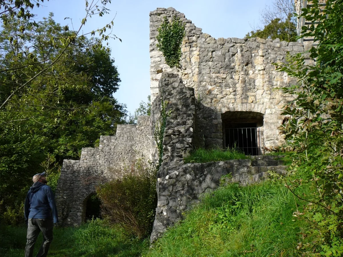 Burg Bichishausen: In der südlichen Vorburg mit Tor (li.) und Gebäuderest (re.)