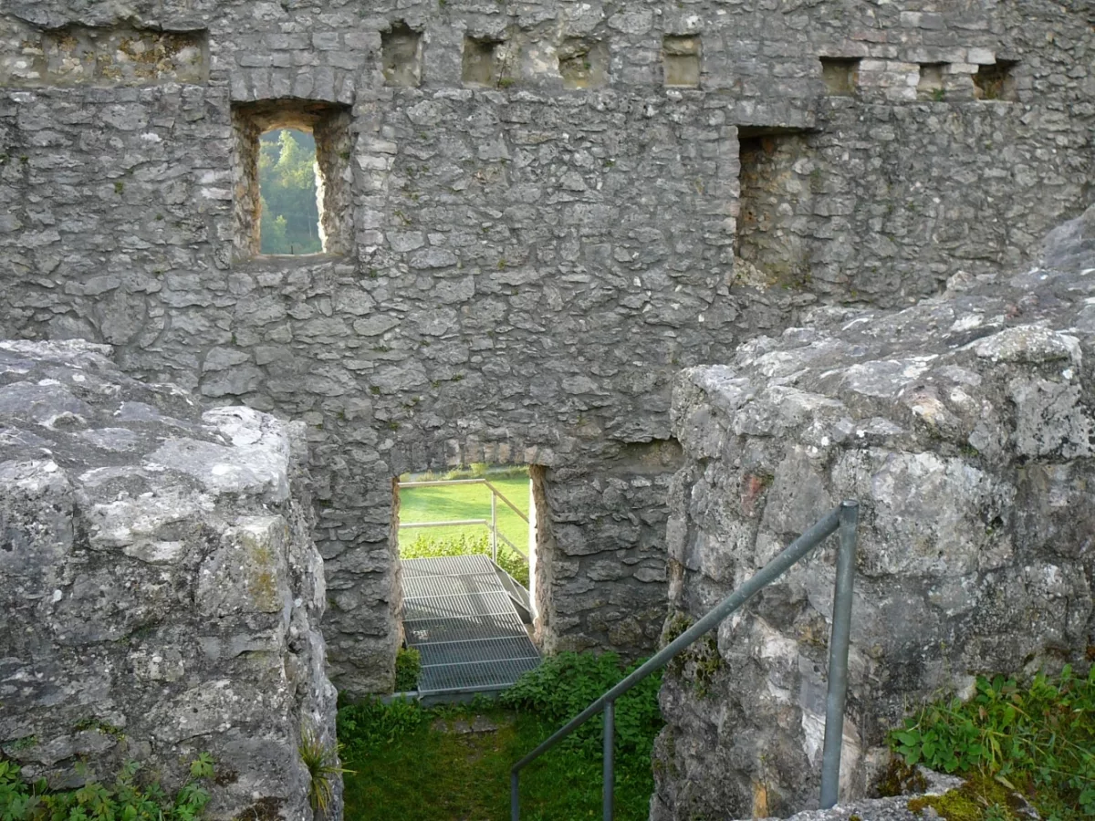 Burg Bichishausen: Blick in den Palasbereich mit heutigem Zugang