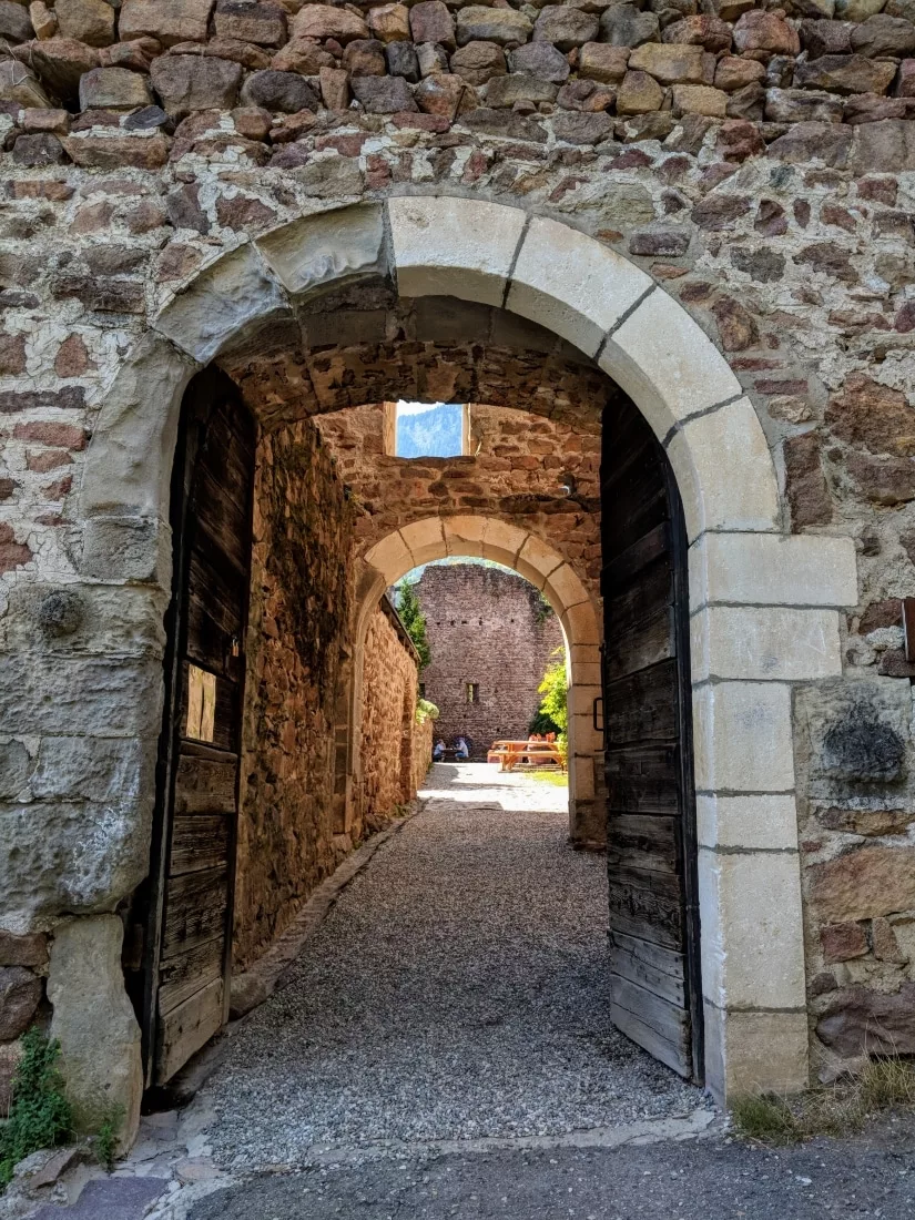 Burg Boymont: Zugang am Torbau - Ostseite