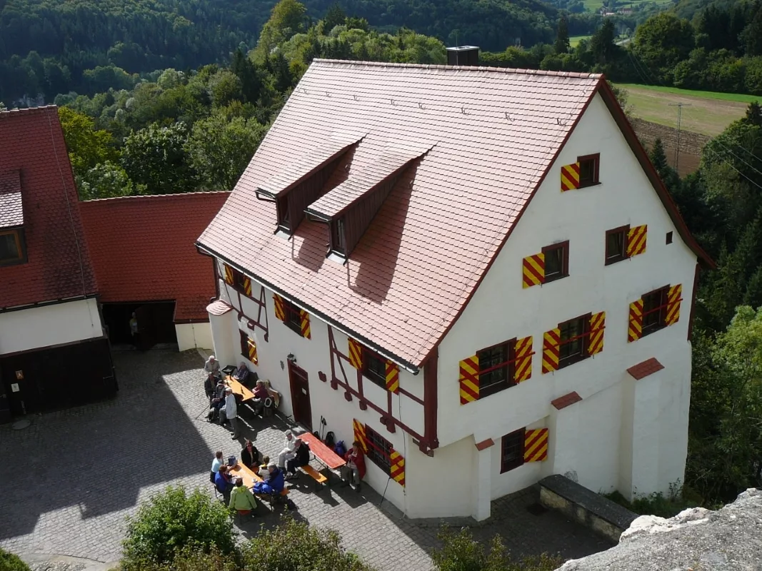 Burg Derneck: Blick auf das Wanderheim im ehemaligen Forsthaus