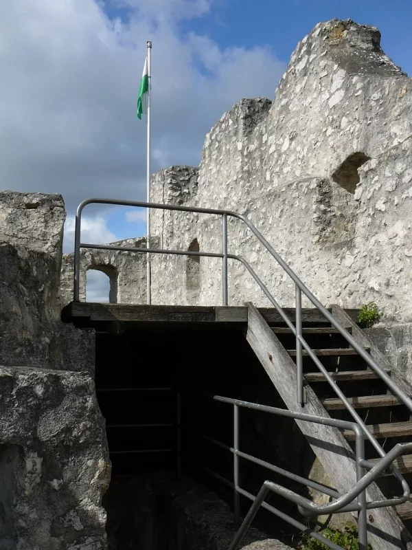 Burg Derneck: Aufgang zum Aussichtsplateau der Schildmauer