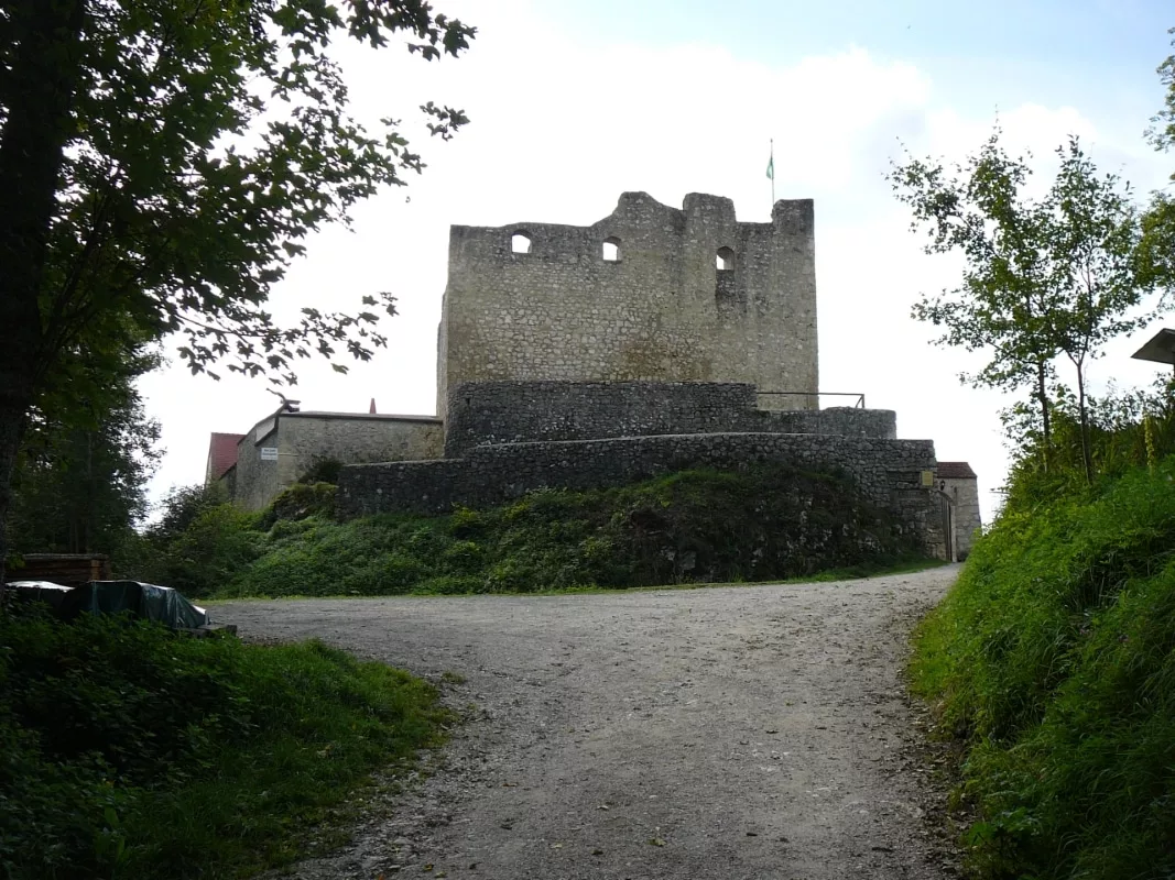 Burg Derneck: Zugang zur Burg an der Nordseite