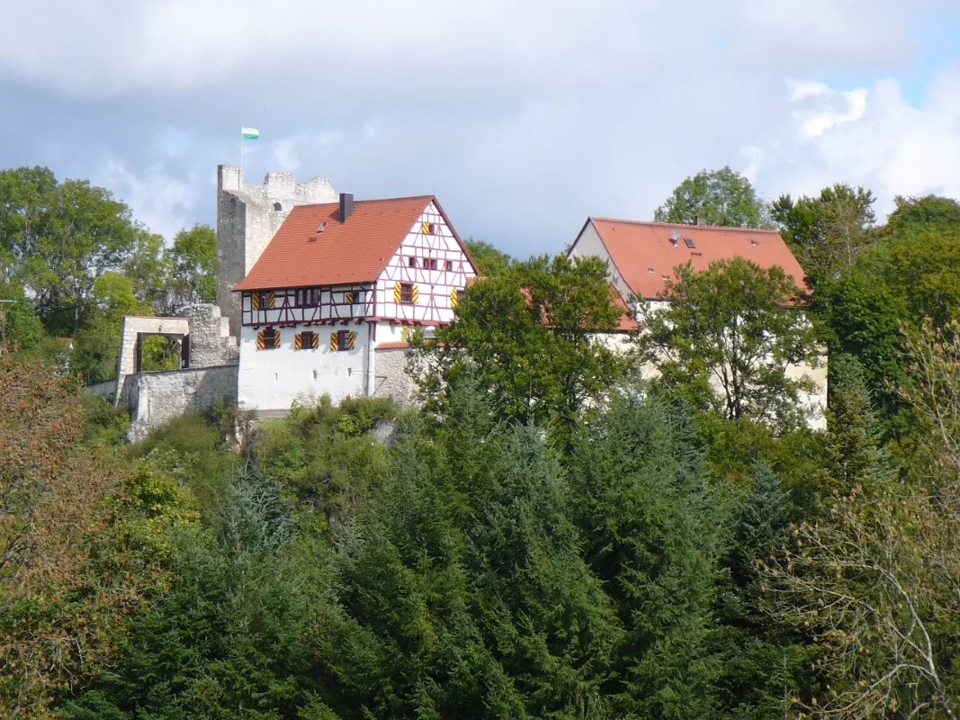 Burg Derneck: Südwestansicht mit Forsthaus, Tenne, neuem Tor und Schildmauer