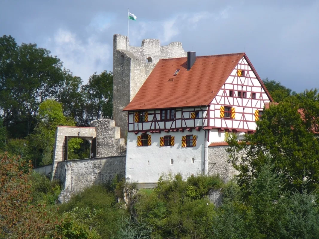 Burg Derneck: Südwestansicht mit Forsthaus, neuem Tor und Schildmauer