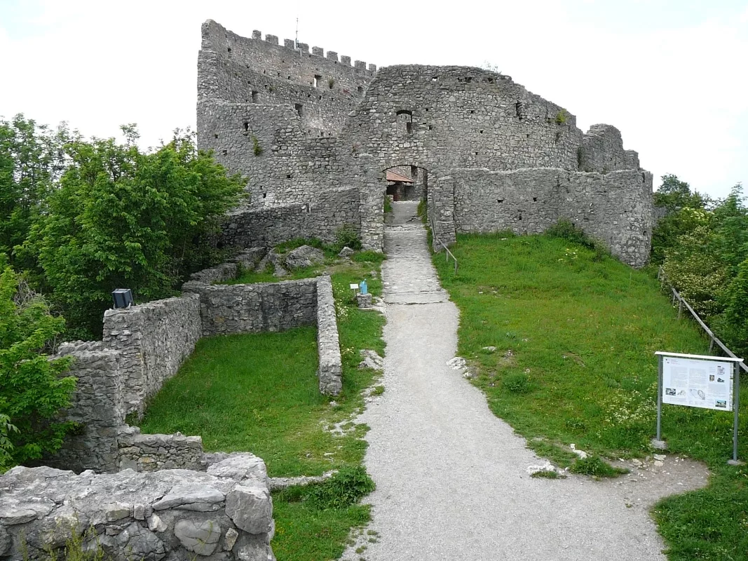 Burg Eisenberg: Blick über die Vorburg auf die Südseite der Kernburg mit Haupttor