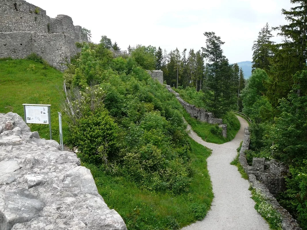 Burg Eisenberg: die südliche Vorburg