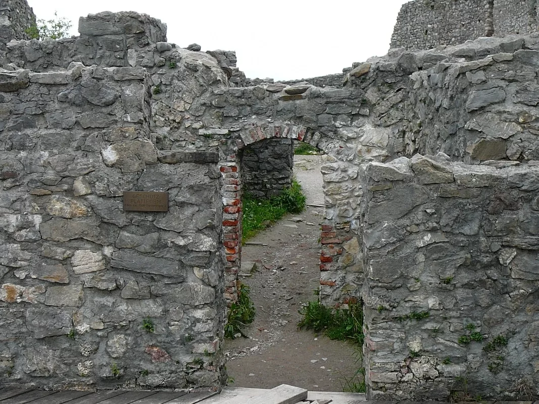 Burg Eisenberg: Zugang zum Vorwerk, die Geschützplattform, Südseite